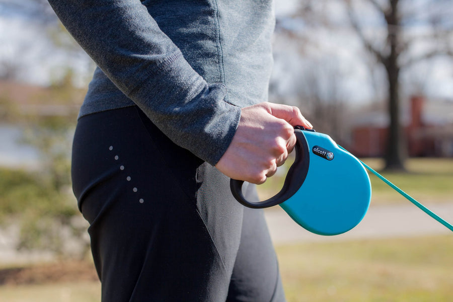 alcott adventure retractable leash handle in use